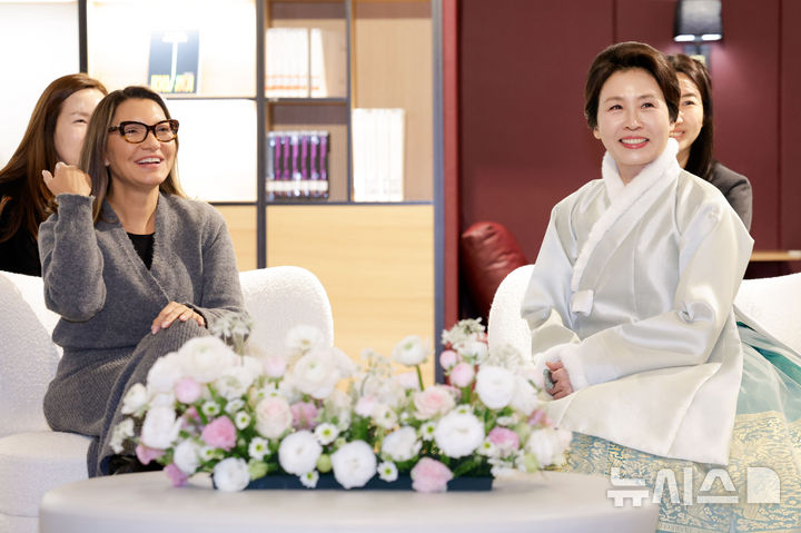 [파주=뉴시스] 최동준 기자 = 김혜경 여사와 브라질 루이스 이나시우 룰라 다 시우바 대통령 부인 잔자 룰라 다 시우바 여사가 21일 경기 파주 국립민속박물관에서 열린 친교 행사에서 차담을 하고 있다. 2026.02.21. photocdj@newsis.com