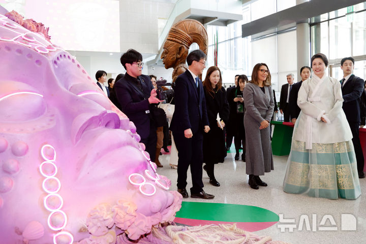 [파주=뉴시스] 최동준 기자 = 김혜경 여사와 브라질 루이스 이나시우 룰라 다 시우바 대통령 부인 잔자 룰라 다 시우바 여사가 21일 경기 파주 국립민속박물관에서 열린 친교 행사에서 리우 카니발전을 관람하고 있다. 2026.02.21. photocdj@newsis.com