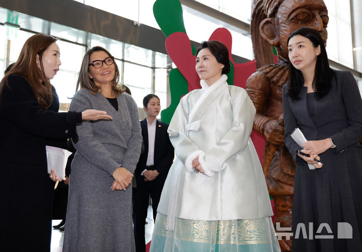 [파주=뉴시스] 최동준 기자 = 김혜경 여사와 브라질 루이스 이나시우 룰라 다 시우바 대통령 부인 잔자 룰라 다 시우바 여사가 21일 경기 파주 국립민속박물관에서 열린 친교 행사에서 리우 카니발전을 관람하고 있다. 2026.02.21. photocdj@newsis.com