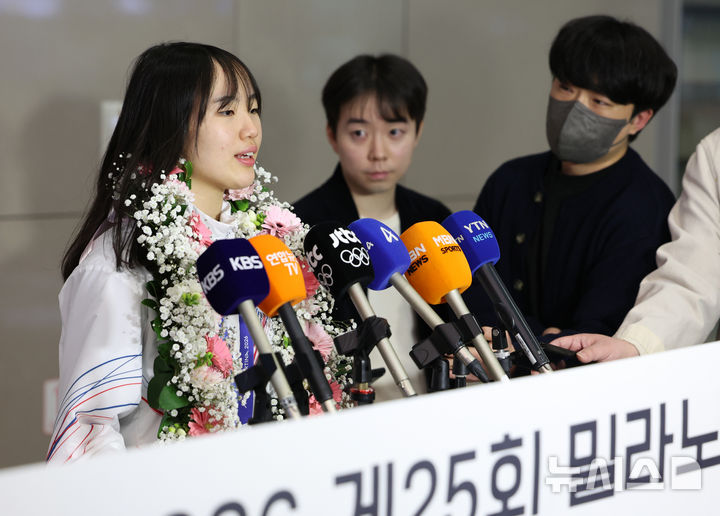 [인천공항=뉴시스] 이영환 기자 = 2026 밀라노·코르티나담페초 동계올림픽 스노보드 여자 빅에어 동메달리스트 유승은이 21일 오후 인천국제공항 제2여객터미널을 통해 귀국해 인터뷰를 하고 있다. 2026.02.21. 20hwan@newsis.com