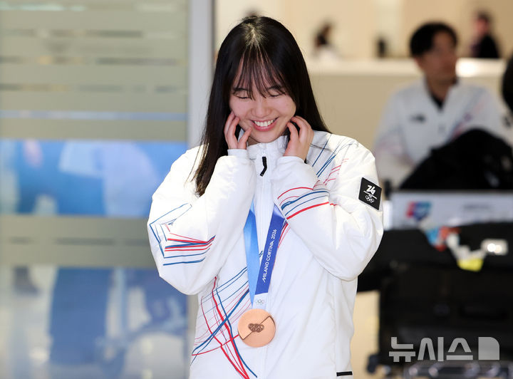 [인천공항=뉴시스] 이영환 기자 = 2026 밀라노·코르티나담페초 동계올림픽 스노보드 여자 빅에어 동메달리스트 유승은이 21일 오후 인천국제공항 제2여객터미널을 통해 귀국하고 있다. 2026.02.21. 20hwan@newsis.com