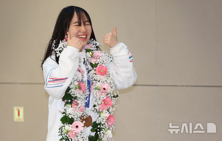 [인천공항=뉴시스] 이영환 기자 = 2026 밀라노·코르티나담페초 동계올림픽 스노보드 여자 빅에어 동메달리스트 유승은이 21일 오후 인천국제공항 제2여객터미널을 통해 귀국하고 있다. 2026.02.21. 20hwan@newsis.com