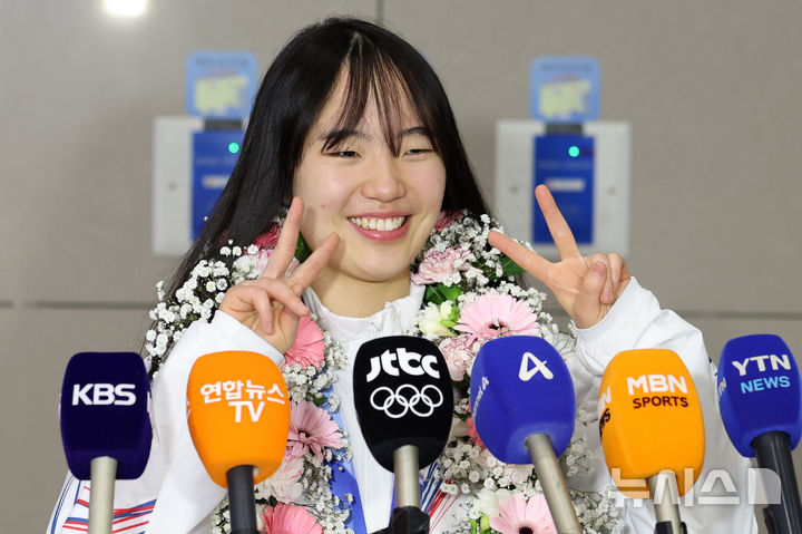 [인천공항=뉴시스] 이영환 기자 = 2026 밀라노·코르티나담페초 동계올림픽 스노보드 여자 빅에어 동메달리스트 유승은이 21일 오후 인천국제공항 제2여객터미널을 통해 귀국해 인터뷰를 하고 있다. 2026.02.21. 20hwan@newsis.com