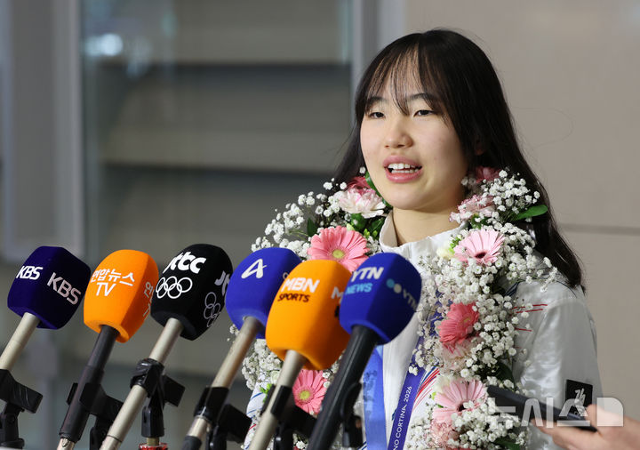 [인천공항=뉴시스] 이영환 기자 = 2026 밀라노·코르티나담페초 동계올림픽 스노보드 여자 빅에어 동메달리스트 유승은이 21일 오후 인천국제공항 제2여객터미널을 통해 귀국해 인터뷰를 하고 있다. 2026.02.21. 20hwan@newsis.com
