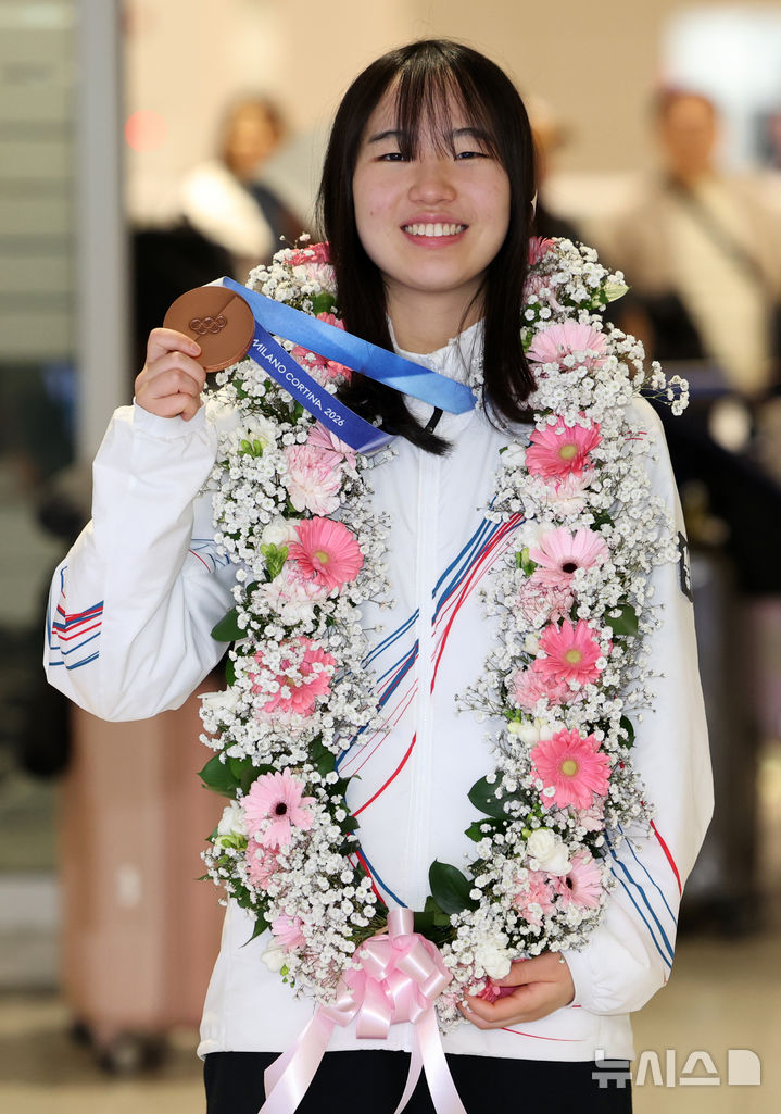 [인천공항=뉴시스] 이영환 기자 = 2026 밀라노·코르티나담페초 동계올림픽 스노보드 여자 빅에어 동메달리스트 유승은이 21일 오후 인천국제공항 제2여객터미널을 통해 귀국해 메달을 보이고 있다. 2026.02.21. 20hwan@newsis.com