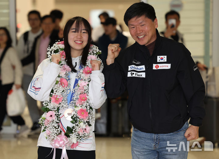 [인천공항=뉴시스] 이영환 기자 = 2026 밀라노·코르티나담페초 동계올림픽 스노보드 여자 빅에어 동메달리스트 유승은이 21일 오후 인천국제공항 제2여객터미널을 통해 귀국해 포즈를 취하고 있다. 2026.02.21. 20hwan@newsis.com