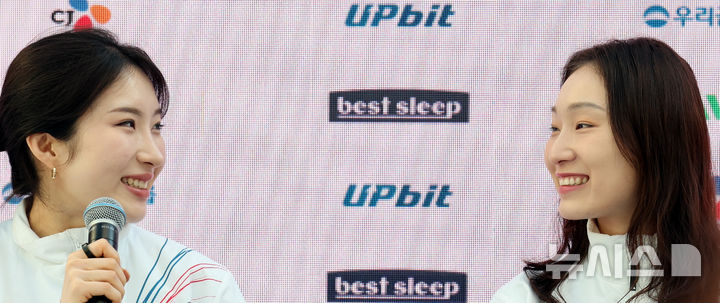 [밀라노=뉴시스] 박주성 기자 = 쇼트트랙 여자 1500m에서 금메달과 은메달을 획득한 김길리(왼쪽)와 최민정이 21일(현지 시간) 이탈리아 밀라노의 빌라 네키 캄필리오(Villa Necchi Campiglio)에 마련된 코리아하우스에서 기자회견 중 환하게 웃고 있다. 2026.02.21. park7691@newsis.com