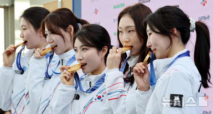 [밀라노=뉴시스] 박주성 기자 = 쇼트트랙 여자 대표팀이 21일(현지 시간) 이탈리아 밀라노의 빌라 네키 캄필리오(Villa Necchi Campiglio)에 마련된 코리아하우스에서 기자회견을 마치고 기념촬영을 하고 있다. 사진 왼쪽부터 심석희, 노도희, 김길리, 최민정, 이소연. 2026.02.21. park7691@newsis.com