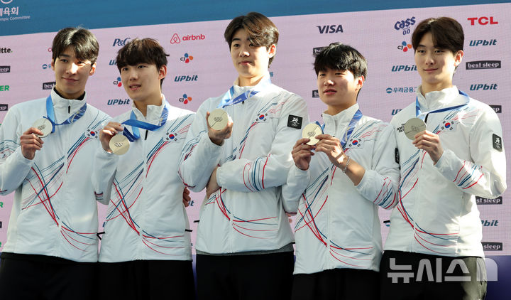 [밀라노=뉴시스] 박주성 기자 = 쇼트트랙 남자 대표팀이 21일(현지 시간) 이탈리아 밀라노의 빌라 네키 캄필리오(Villa Necchi Campiglio)에 마련된 코리아하우스에서 기자회견을 마치고 기념촬영을 하고 있다. 사진 왼쪽부터 황대헌, 임종언, 이준서, 이정민, 신동민. 2026.02.21. park7691@newsis.com