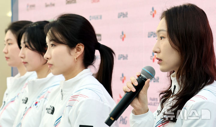 [밀라노=뉴시스] 박주성 기자 = 쇼트트랙 여자 대표팀 최민정이 21일(현지시간) 이탈리아 밀라노의 빌라 네키 캄필리오(Villa Necchi Campiglio)에 마련된 코리아하우스에서 기자회견에서 취재진 질문에 답하고 있다. 2026.02.21. park7691@newsis.com