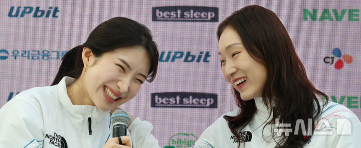 [밀라노=뉴시스] 박주성 기자 = 쇼트트랙 여자 대표팀 김길리(왼쪽)와 최민정이 21일(현지시간) 이탈리아 밀라노의 빌라 네키 캄필리오(Villa Necchi Campiglio)에 마련된 코리아하우스에서 기자회견에서 웃으며 이야기를 나누고 있다. 2026.02.21. park7691@newsis.com