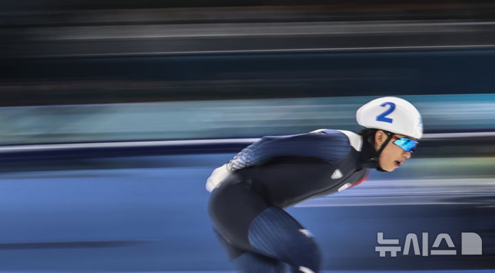 [밀라노=뉴시스] 김근수 기자 = 스피드스케이팅 정재원이 21일(현지시간) 이탈리아 밀라노 스피드스케이팅 스타디움에서 열린 2026 밀라노·코르티나담페초 동계올림픽 스피드 스케이팅 남자 매스 스타트 준결승에서 질주하고 있다. 2026.02.21. ks@newsis.com