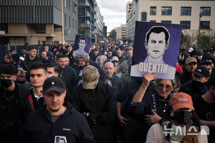 [AP/뉴시스] 21일 프랑스 리옹에서 극좌파와 극우파 간 싸움에서 구타로 사망한 극우 국수주의자 청년 캉텡 드랑크를 추모하는 시위 행진이 펼쳐지고 있다