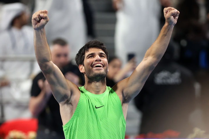 [도하=AP/뉴시스] 카를로스 알카라스(1위·스페인)가 21일(현지 시간) 카타르 도하에서 열린 남자프로테니스(ATP) 투어 카타르 엑손모바일 오픈(ATP 500) 결승에서 아르튀르 피스(40위·프랑스)를 꺾고 우승한 뒤 환호하고 있다. 알카라스가 2-0(6-2 6-1)으로 승리하고 정상에 오르며 올 시즌 12전 전승을 기록했다. 2026.02.22.