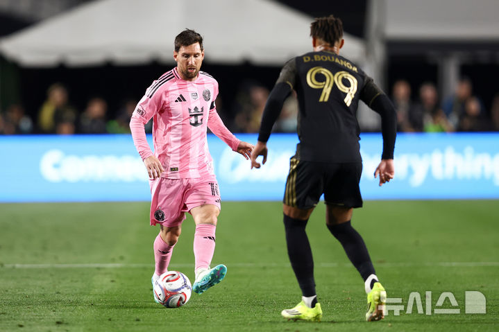 [로스앤젤레스=AP/뉴시스] 22일(한국 시간) 미국 프로축구 메이저리그사커(MLS) 로스앤젤레스FC(LAFC)와 인터 마이애미의 2026시즌 개막전에 출전한 리오넬 메시. 2026.02.22.