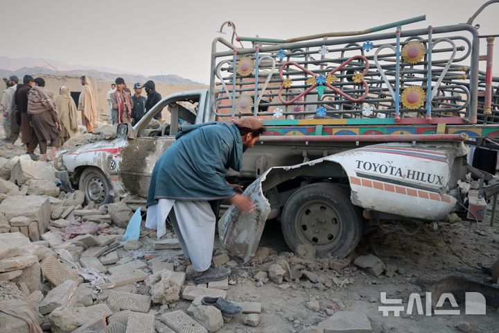 [AP/뉴시스] 22일 동쪽으로 파키스탄과 접해 있는 아프가니스탄 난가하르주 한 마을에서 새벽 파키스탄의 공습 후 사람들이 피해 상황을 살펴보고 있다 