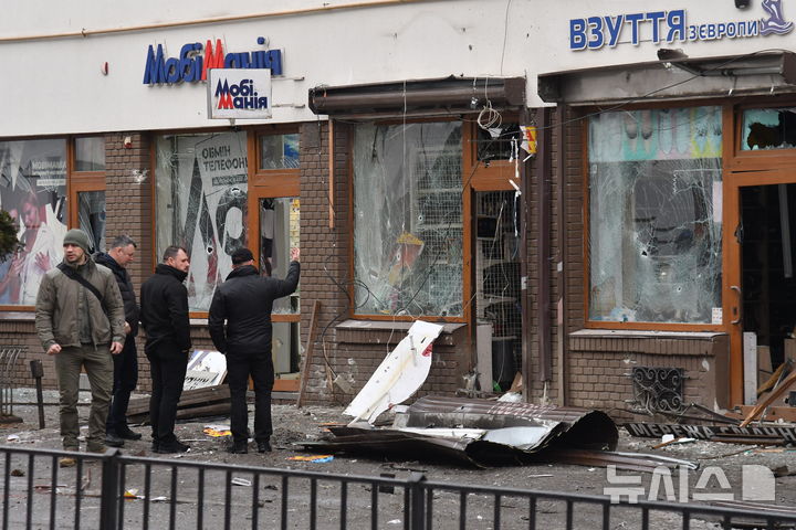 [AP/뉴시스] 22일 우크라 서단 리비우 시내에서 우크라 내무장관 등이 전날 러시아 드론 공격 장소를 살펴보고 있다