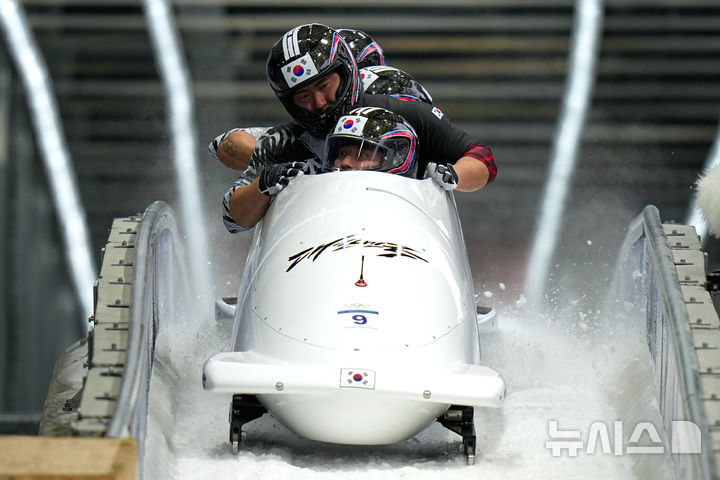 [코르티나담페초=AP/뉴시스] 봅슬레이 남자 4인승의 김진수 팀. 2026.02.22.