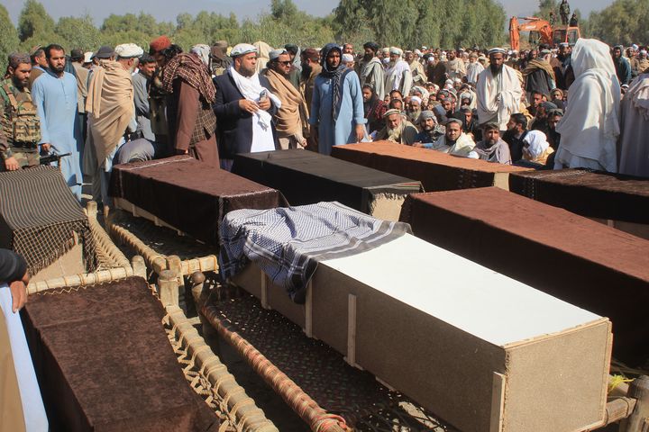 [베수드=AP/뉴시스] 지난 22일(현지 시간) 아프가니스탄 낭가르하르주 베수드 지구에서 주민들이 파키스탄군의 연쇄 국경 공습으로 희생된 이들의 장례식에 참석하고 있다. 파키스탄 측은 최근 자국 내에서 벌어진 테러 배후 무장 세력의 은신처를 표적으로 삼은 것이라고 주장했다. 2026.02.23.