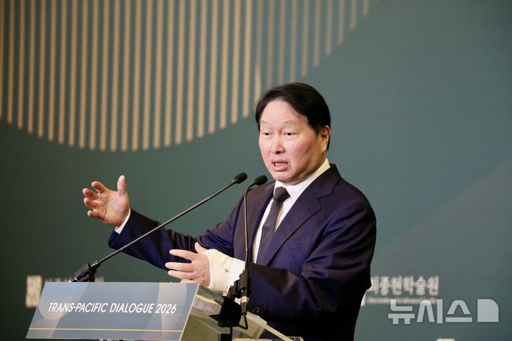 [워싱턴=뉴시스]이윤희 특파원 = 최태원 SK그룹 회장이 20일(현지 시간) 미국 워싱턴DC에서 열린 최종현학술원의 '트랜스 퍼시픽 다이얼로그(TPD) 2026'에서 환영사를 하고 있다. (사진=워싱턴공동취재단). 2026.02.22.