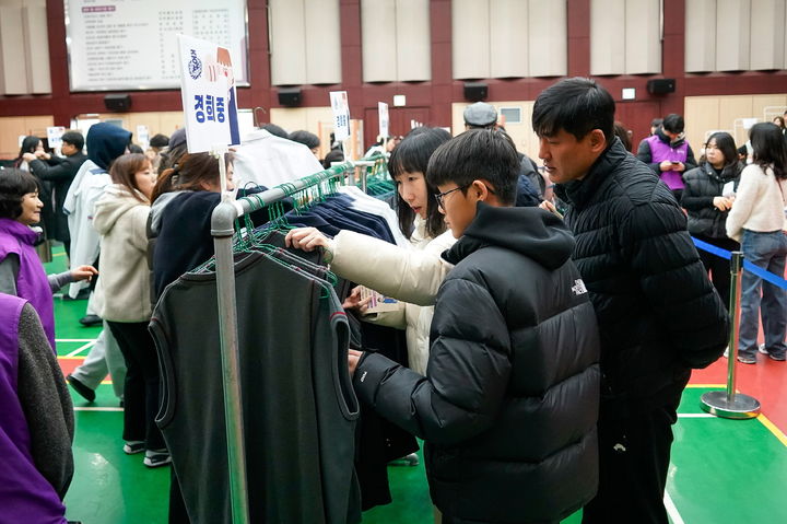 동대문구 교복나눔장터서 2000~3000원에 새 학기 교복 마련