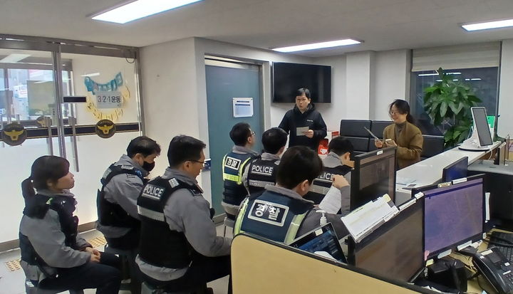[서울=뉴시스] 삼성1파출소 찾아가는 교육. 2026.02.22. (사진=강남구 제공) *재판매 및 DB 금지