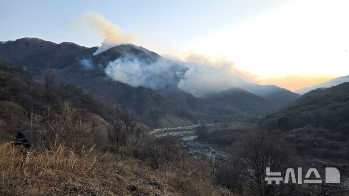 [함양=뉴시스]지난 21일 밤 경남 함양군 마천면 창원리에서 발생한 산불이 22일 오전 9시현재 산 정상으로 확산하고 있다.(사진=경남도 제공) 2026.02.22. photo@newsis.com