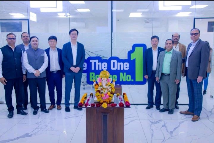 [서울=뉴시스] HD건설기계 문재영 사장(중앙 왼쪽)과 심성우 인도법인장(중앙 오른쪽)이 인도 로컬 딜러사를 방문해 관계자들과 기념 촬영을 하고 있다. 2026.02.20 photo@newsis.com *재판매 및 DB 금지