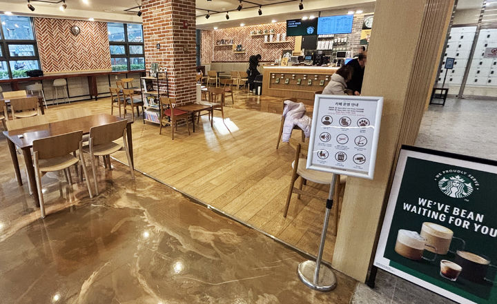 [광주=뉴시스] 지난 10일 문을 열고 운영에 나선 광주 북구 우산동 한 아파트 단지 커뮤니시시설 내 스타벅스 WPS 매장에서 입주민들이 음료를 마시고 있다. (사진 = 독자 제공) 2026.02.22. photo@newsis.com *재판매 및 DB 금지