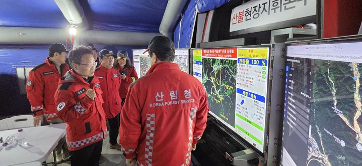 [예산=뉴시스] 21일 오후 박은식 산림청장 직무대리가 충남 예산 대술면 산불현장을 찾아 진압 및 확산 대응체계를 점검하고 있다.(사진=산림청 제공) *재판매 및 DB 금지