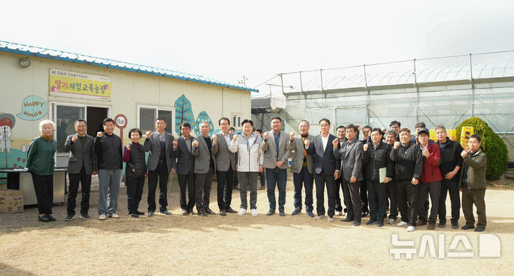 [제주=뉴시스] 오영훈 제주지사가 22일 오전 제주시 한경면에서 딸기 농가들과 현장 간담회를 열고 기념사진을 찍고 있다. (사진=제주도 제공) 2026.02.22. photo@newsis.com