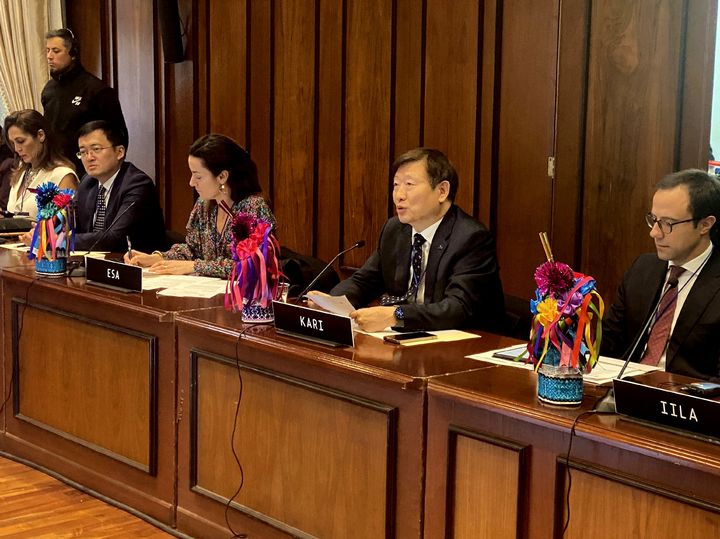 [서울=뉴시스] 한국항공우주연구원(항우연)은 지난 20일(현지 시간) 멕시코 케레타로에서 열린 라틴아메리카·카리브 우주기구(ALCE) 제1차 대면 총회에서 역외 국가 최초로 영구 기술 고문에 공식 임명됐다고 22일 밝혔다. 이상철 한국항공우주연구원 원장이 발언하고 있다. 2026.02.22. (사진=한국항공우주연구원 제공) *재판매 및 DB 금지