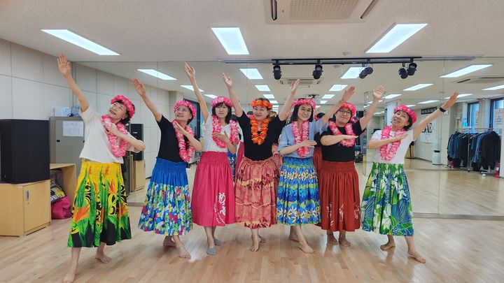 [서울=뉴시스] 구로구 동네배움터에서 주민들이 훌라댄스 수업에 참여하고 있다. 2026.02.22. (사진=구로구 제공) *재판매 및 DB 금지