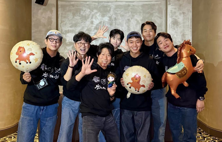 [서울=뉴시스] 영화 '왕과 사는 남자'가 지난 4일 개봉한 이후 18일 만에 500만 관객을 돌파했다. 장항준 감독과 배우들이 500만 돌파 세리머니를 하고 있다. (사진=쇼박스 인스타그램) 2026.02.22. photo@newsis.com *재판매 및 DB 금지