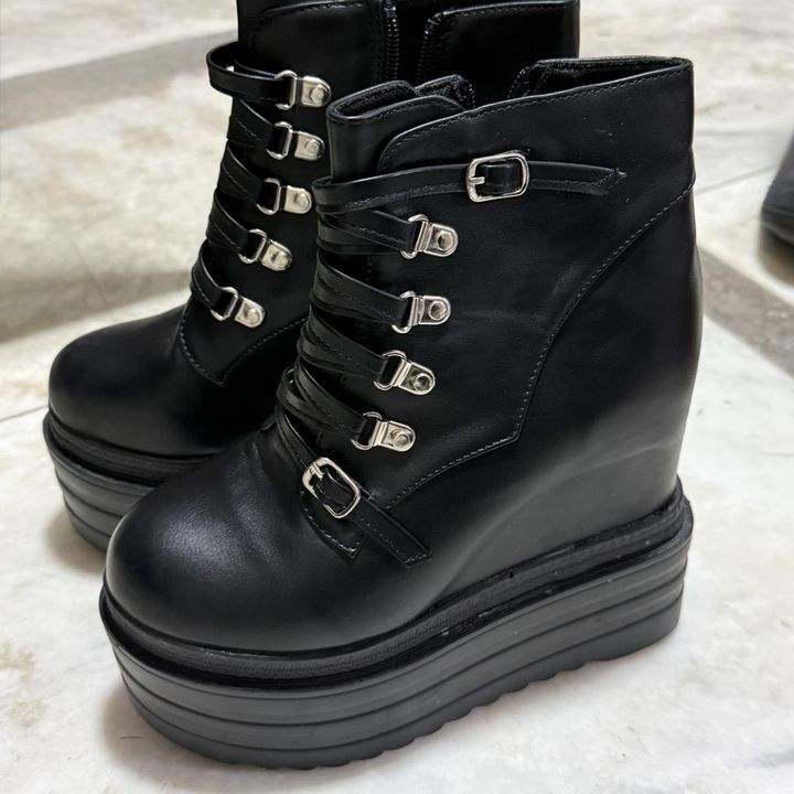 20㎝ 굽 경쟁까지… K팝 콘서트 '스탠딩화'