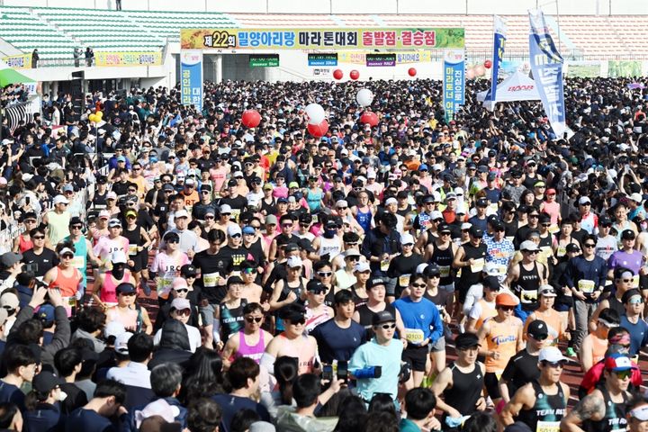 [밀양=뉴시스] 밀양아리랑마라톤대회 참가자들이 종합운동장에서 출발하고 있다. (사진=밀양시 제공) 2026.02.22. photo@newsis.com *재판매 및 DB 금지