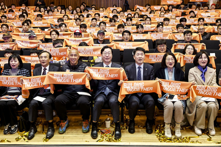 [화성=뉴시스]정명근 화성시장(사진 맨 앞줄 가운데)이 21일 효행구 수원대학교에서 열린 화성FC 출정식에서 차두리 감독(사진 맨 앞줄 왼쪽 세 번째), 배정수 화성시의회 의장(사진 맨 앞줄 왼쪽 다섯 번째) 등과 기념촬영을 하고 있다.(사진=화성시 제공)2026.02.22.photo@newsis.com *재판매 및 DB 금지