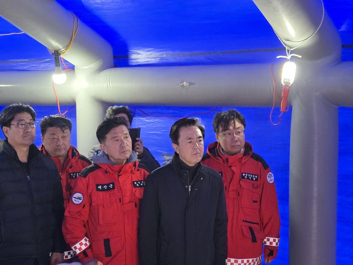 [홍성=뉴시스] 김태흠 충남지사가 22일 충남 예산군 대술면 산불 발생 현장 인근에 설치된 산불현장통합지휘본부에서 진화 상황을 설명듣고 있다. (사진=충남도 제공) 2026.02.22 photo@newsis.com *재판매 및 DB 금지