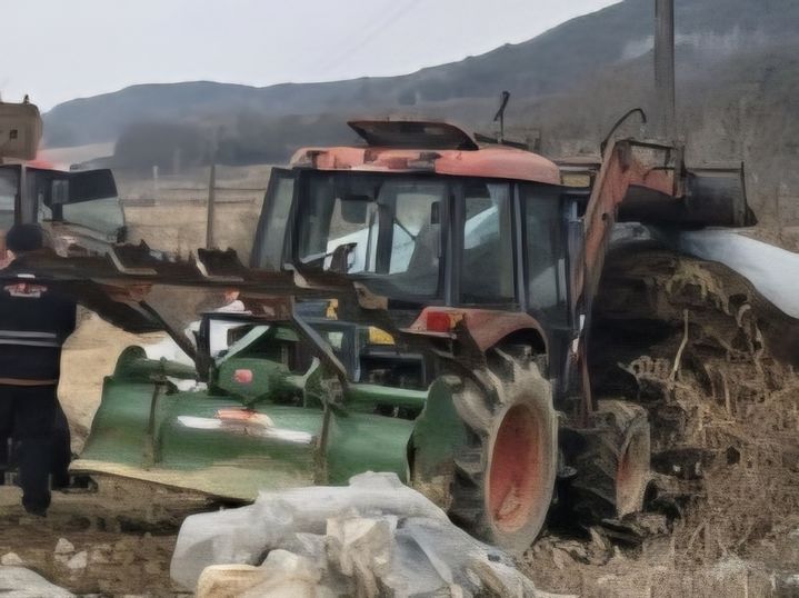 [순창=뉴시스] 22일 오전 11시13분께 전북 순창군 금과면의 한 밭에서 거름 작업을 하던 A(70대)씨가 트랙터 버킷에 깔렸다. 사진은 당시 사고가 발생한 트랙터. (사진=전북도소방본부 제공) 2026.02.22. photo@newsis.com *재판매 및 DB 금지