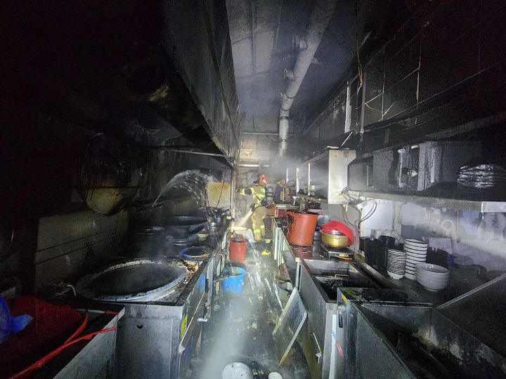 [군산=뉴시스] 22일 오전 8시35분께 전북 군산시 대명동의 한 음식점에서 불이 나 음식점 주방이 검게 타있다. (사진=전북도소방본부 제공) 2026.02.22 photo@newsis.com *재판매 및 DB 금지