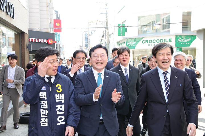 [여수=뉴시스] 조국 조국혁신당 대표가 22일 오전 전남 여수를 찾아 명창환 전 전남 행정부지사를 만나고 있다. 조 대표는 이날 '명 전 부지사 입당 환영 기자회견'을 여는 등 호남 조직 확장 행보를 이어갔다. (사진 = 조국혁신당 제공) 2026.02.22. photo@newsis.com *재판매 및 DB 금지