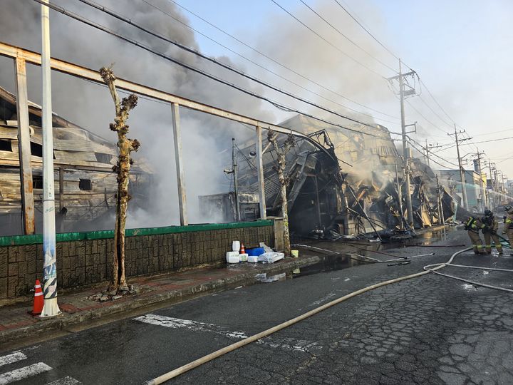 [부산=뉴시스] 22일 오후 부산 강서구의 자동차 부품공장에서 불이 났다. (사진=부산소방재난본부 제공) 2026.02.22. photo@newsis.com *재판매 및 DB 금지