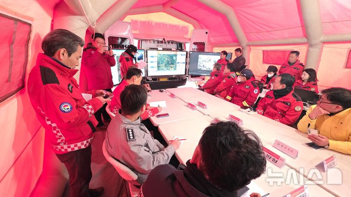 [함양=뉴시스]22일 오후 5시 경남 함양군 마천면 창원리 산불현장통합지휘본부에서 행정안전부 주재로 군·경찰·소방·함양군 등 유관 기관과 함께 야간 산불 대응 대책회의가 열리고 있다.(사진=경남도 제공) 2026.02.22. photo@newsis.com