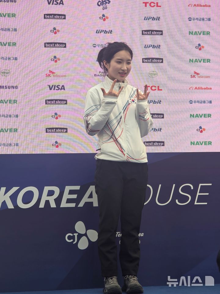 [밀라노=뉴시스] 김희준 기자 = 2026 밀라노·코르티나담페초 동계올림픽 쇼트트랙 2관왕에 오른 김길리가 대회 한국 선수단 최우수선수(MVP)에 선정된 후 포즈를 취하고 있다. 2026.02.22jinxijun@newsis.com