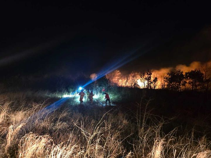 22일 오후 7시 22분께 강원 고성 신평리의 한 리조트 인근에서 산불이 발생해 소방대원이 긴급 출동해 화재 진압에 나서고 있다.(사진=강원소방본부 제공) *재판매 및 DB 금지