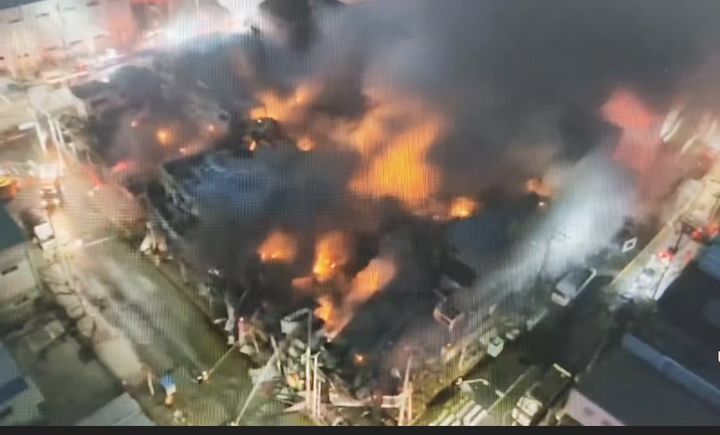 부산 자동차 부품공장 불, 12시간 만에 완진…소방관 1명 부상