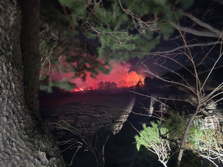 [고성=뉴시스] 22일 강원 고성군 토성면 인흥리 한 리조트 인근 야산에서 산불이 발생한 모습.(사진=강원도소방본부 제공)photo@newsis.com *재판매 및 DB 금지