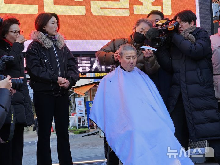 [과천=뉴시스] 박석희 기자 = 최기식 국민의힘 의왕과천 당협위원장이 경마장 이전과 관련해 삭발 투쟁을 벌이는 등 반대하고 있다. 2026.02.07. phe@newsis.com