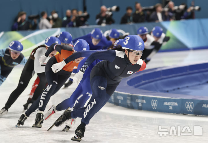 [밀라노=뉴시스] 김근수 기자 = 스피드스케이팅 박지우가 21일(현지시간) 이탈리아 밀라노 스피드스케이팅 스타디움에서 열린 2026 밀라노·코르티나담페초 동계올림픽 스피드 스케이팅 여자 매스 스타트 준결승에서 질주하고 있다. 2026.02.21. ks@newsis.com