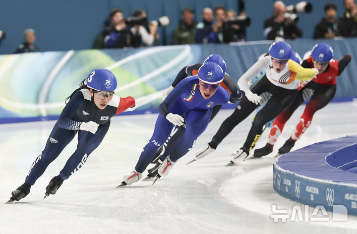 [밀라노=뉴시스] 김근수 기자 = 스피드스케이팅 박지우가 21일(현지시간) 이탈리아 밀라노 스피드스케이팅 스타디움에서 열린 2026 밀라노·코르티나담페초 동계올림픽 스피드 스케이팅 여자 매스 스타트 준결승에서 질주하고 있다. 2026.02.21. ks@newsis.com